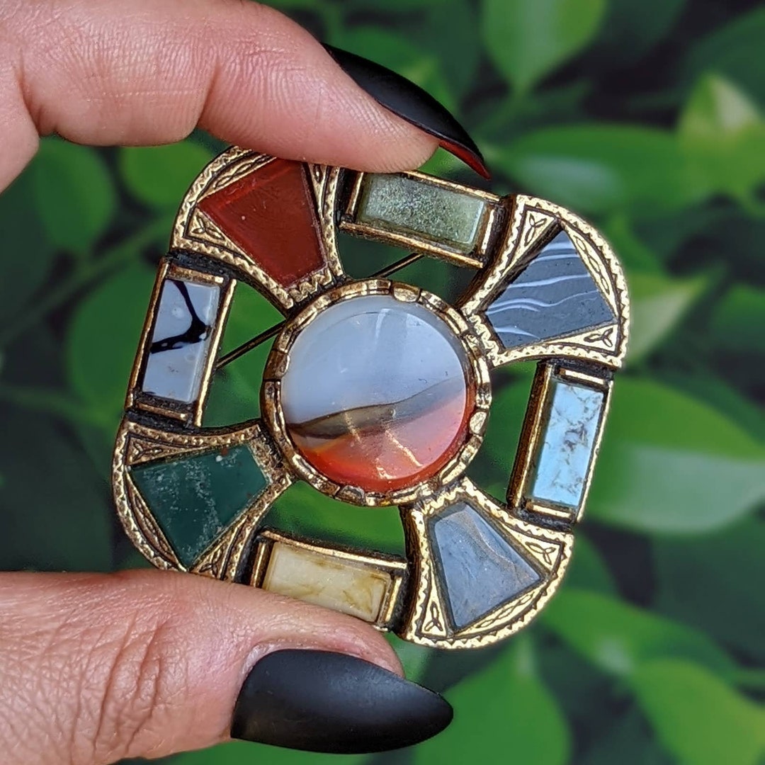 Broche à nœud celtique St Justin bijoux en étain vintage - France