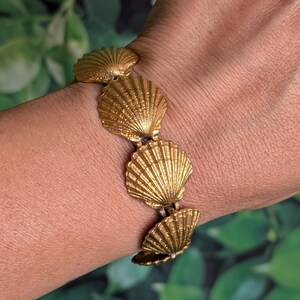 Vintage-Armband aus den 1980er Jahren mit goldfarbenen Muschelgliedern, Statement-Schmuck mit strukturierter Oberfläche, Retro-Kostümschmuck