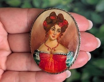 Broche vintage con retrato ruso pintado a mano de nácar fino