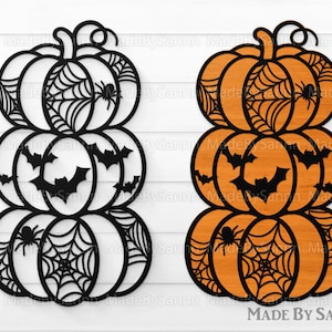 Op de afbeelding: Een zwart en oranje gelaagd pompoenontwerp met vleermuizen, spinnen en spinnenwebben. Het ontwerp is perfect voor Halloween-decoraties.