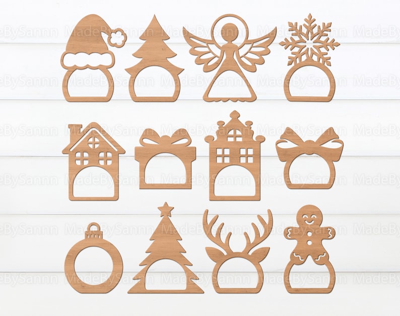 K&ouml;nnte beinhalten: Set mit 12 Weihnachts-Serviettenringen aus Holz mit verschiedenen Designs, darunter ein Weihnachtsmann-Hut, ein Weihnachtsbaum, ein Engel, eine Schneeflocke, ein Haus, eine Geschenkbox, eine Schleife, ein Rentier, ein Lebkuchenmann und ein Ornament. Die Ringe sind alle aus Naturholz gefertigt und haben einen rustikalen Look.