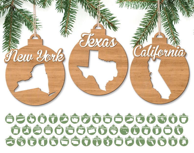 Pode incluir: Adornos de madeira em forma dos estados de Nova Iorque, Texas e Calif&oacute;rnia. Os adornos s&atilde;o pintados de castanho e t&ecirc;m o nome do estado escrito em it&aacute;lico branco. H&aacute; tamb&eacute;m 50 adornos verdes mais pequenos em forma dos estados dos Estados Unidos.