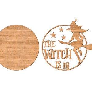 K&ouml;nnte beinhalten: Holzausschnitt einer Hexe, die auf einem Besen fliegt, mit Sternen und dem Text "The Witch Is In".