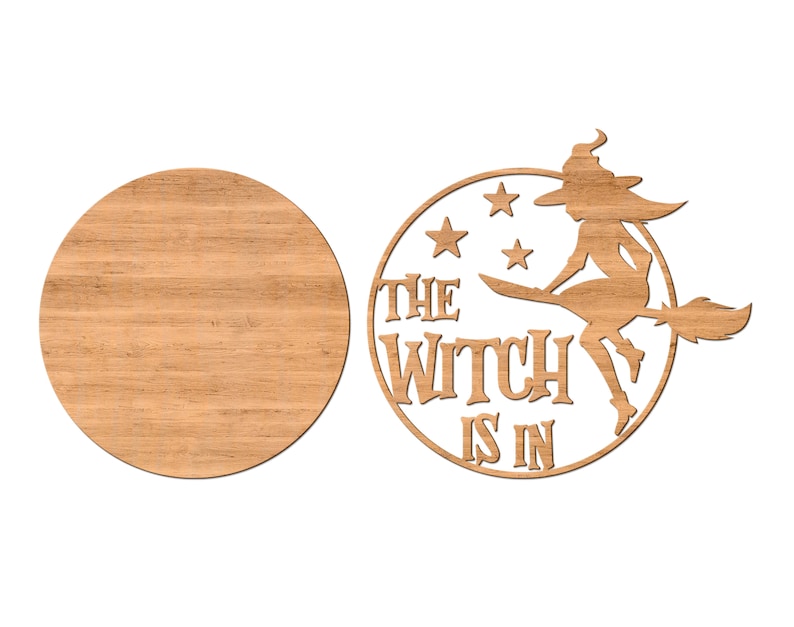K&ouml;nnte beinhalten: Holzausschnitt einer Hexe, die auf einem Besen fliegt, mit Sternen und dem Text "The Witch Is In".