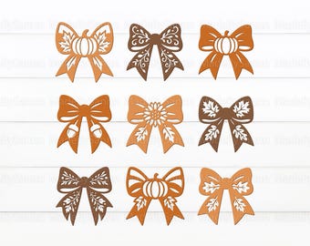 Può includere: Nove fiocchi decorativi in legno nei toni del marrone e dell'arancione, con disegni a tema autunnale. I fiocchi includono motivi di zucca, ghianda e foglie, perfetti per l'artigianato e le decorazioni autunnali. I fiocchi sono disposti su una superficie di legno bianco.