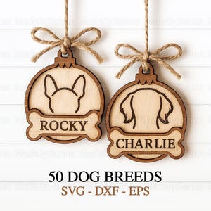 Può includere: Due ornamenti per cani in legno con ganci in corda. Uno presenta una silhouette della testa di un cane e il nome "Rocky" su un'etichetta a forma di osso. L'altro ha una silhouette della testa di un cane diversa e il nome "Charlie". Il testo "50 DOG BREEDS SVG - DXF - EPS" è in basso.