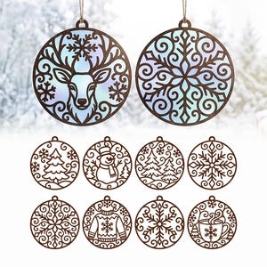 Può includere: Una collezione di dieci ornamenti circolari in legno con intricati disegni tagliati al laser. Due grandi ornamenti mostrano un cervo e un fiocco di neve con sfondi iridescenti. Otto ornamenti più piccoli mostrano vari motivi invernali tra cui alberi, un pupazzo di neve, un maglione e una tazza.