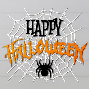 Op de afbeelding: Een wit spinnenweb met de woorden "Happy Halloween" in zwarte en oranje letters. Een zwarte spin bevindt zich in het midden van het web.