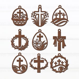 Pode incluir: Nove enfeites de Páscoa de madeira castanha com vários desenhos de cruzes. Os enfeites incluem cruzes dentro de cestas, arranjos florais e coroas. Cada enfeite tem um pequeno orifício na parte superior para pendurar.