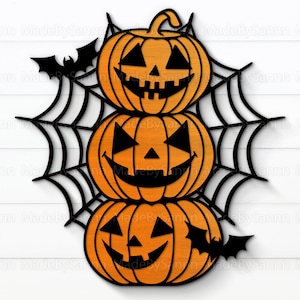 Puede incluir: Tres calabazas naranjas en forma de jack-o'-lantern apiladas una encima de la otra con una telaraña negra detrás. Un murciélago negro vuela sobre la calabaza de arriba.