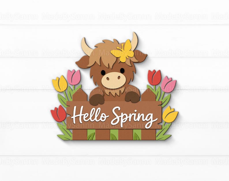 Peut inclure: D&eacute;coration printani&egrave;re en bois avec une vache des Highlands de dessin anim&eacute;, un papillon jaune, et une cl&ocirc;ture marron avec l'inscription "Hello Spring" en blanc, entour&eacute;e de tulipes color&eacute;es.