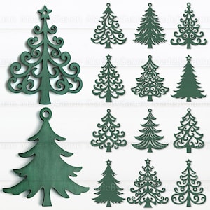 Op de afbeelding: Een verzameling groene houten kerstboomversieringen in verschillende stijlen. Sommige hebben ingewikkelde uitgesneden ontwerpen, terwijl andere effen zijn. Verschillende hebben sterren als top, en één heeft een lus om op te hangen. Witte achtergrond.