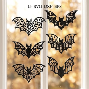 Puede incluir: Decoraciones de murciélagos negros cortados con láser en varios diseños, incluyendo patrones ornamentados, una luna y estrellas, y una telaraña. La imagen incluye el texto "15 SVG DXF EPS". Estas decoraciones temáticas de Halloween están suspendidas frente a una ventana.