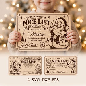 Op de afbeelding: Een rechthoekig houten Santa's Official Nice List certificaat met donkerbruine gravures van de Kerstman, sneeuwvlokken en dennenbomen. Het certificaat bevat de tekst Monica, Well done en de handtekening van Santa Claus.