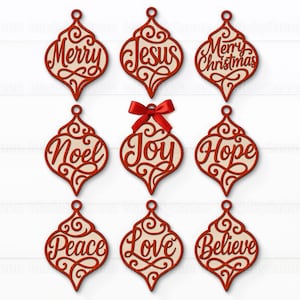 Puede incluir: Nueve adornos navideños en rojo y beige. Cada adorno presenta un diseño y mensaje únicos, como "Merry", "Jesus", "Merry Christmas", "Noel", "Joy", "Hope", "Peace", "Love" y "Believe". Un lazo rojo adorna un adorno.