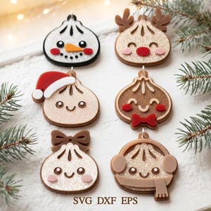 Pode incluir: Seis ornamentos de acrílico com glitter em formato de bolinho com temas natalinos, incluindo boneco de neve, rena, gorro de Papai Noel, boneco de gengibre, laço e cachecol. Cada peça tem um rosto sorridente e um gancho metálico. Texto: SVG DXF EPS.