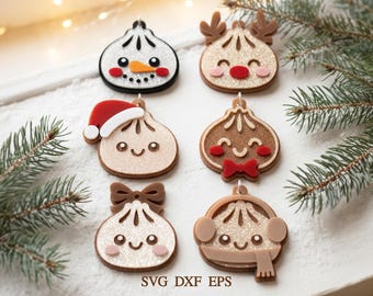 Könnte beinhalten: Sechs glitzernde Acryl-Anhänger in Knödelform mit weihnachtlichen Motiven wie Schneemann, Rentier, Weihnachtsmütze, Lebkuchenmann, Schleife und Schal. Jeder Anhänger hat ein lächelndes Gesicht und eine Metallöse zum Aufhängen. Text: SVG DXF EPS.