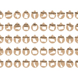 Pode incluir: Um conjunto de 50 c&iacute;rculos de ornamentos de papel castanho com contornos brancos de cada estado dos Estados Unidos. Cada ornamento tem o nome do estado impresso em preto.