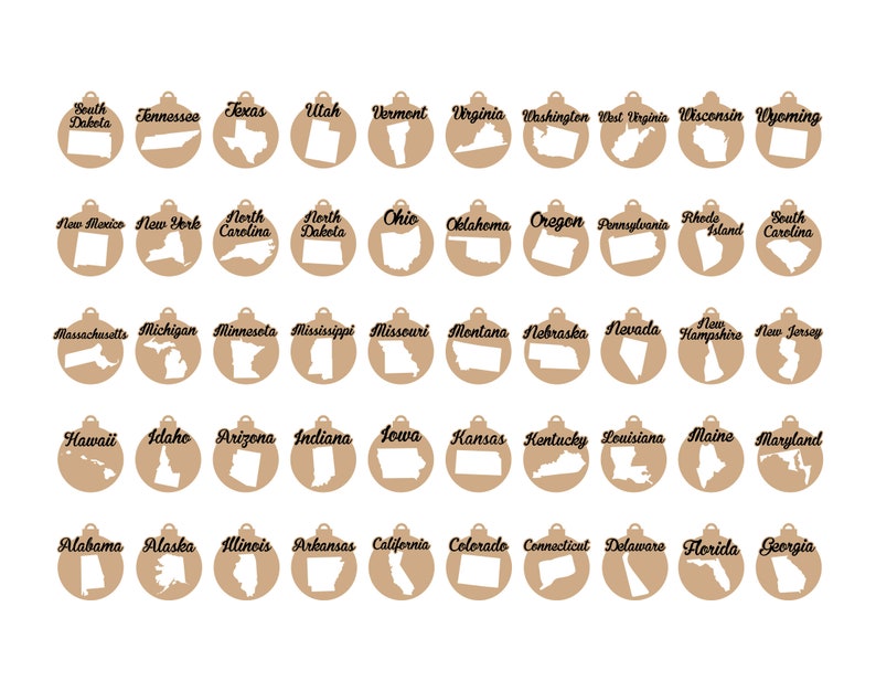 Pode incluir: Um conjunto de 50 c&iacute;rculos de ornamentos de papel castanho com contornos brancos de cada estado dos Estados Unidos. Cada ornamento tem o nome do estado impresso em preto.