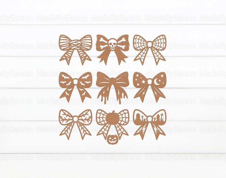 Pode incluir: Nove la&ccedil;os decorativos castanhos com designs tem&aacute;ticos de Halloween. Os la&ccedil;os apresentam v&aacute;rios padr&otilde;es recortados, incluindo uma m&uacute;mia, caveira, teia de aranha, morcegos, efeito de gotejamento, estrelas e lua, folhas, ab&oacute;bora e um cemit&eacute;rio.