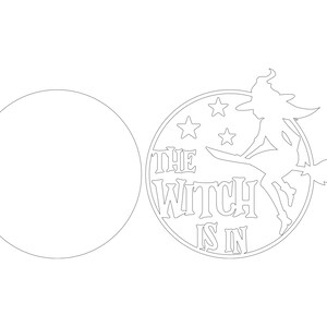 K&ouml;nnte beinhalten: Eine schwarz-wei&szlig;e Silhouette einer Hexe, die auf einem Besen fliegt, mit Sternen im Hintergrund. Der Text "The Witch Is In" ist in einer dekorativen Schrift geschrieben.