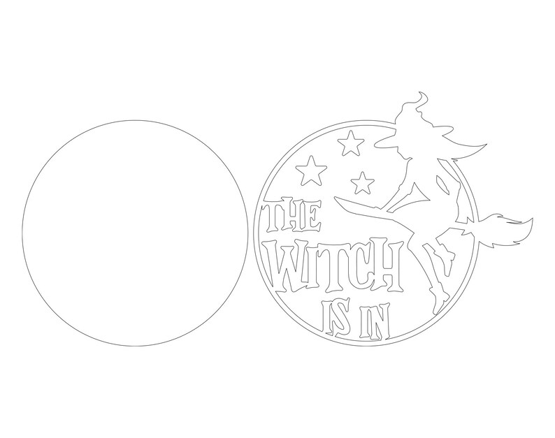 K&ouml;nnte beinhalten: Eine schwarz-wei&szlig;e Silhouette einer Hexe, die auf einem Besen fliegt, mit Sternen im Hintergrund. Der Text "The Witch Is In" ist in einer dekorativen Schrift geschrieben.