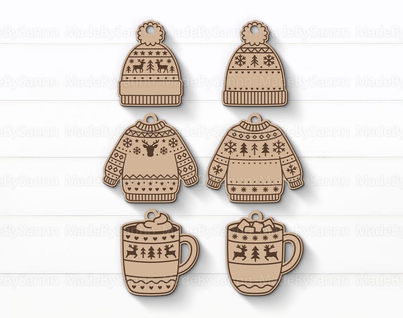 Op de afbeelding: Zes houten kerstversieringen in de vorm van een muts, trui en mok. De ornamenten zijn lichtbruin met ge&euml;tste ontwerpen van rendieren, bomen en sneeuwvlokken. Elk ornament heeft een klein gaatje om op te hangen.