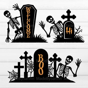 Puede incluir: Tres archivos de corte SVG con temática de Halloween que presentan esqueletos y lápidas. El primer archivo dice "Bienvenido", el segundo dice "Hola" y el tercero dice "Boo".