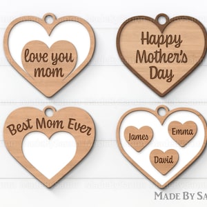 Puede incluir: Cuatro adornos de madera en forma de coraz&oacute;n con diferentes dise&ntilde;os. El primer adorno dice "love you mom" con un coraz&oacute;n m&aacute;s peque&ntilde;o dentro. El segundo adorno dice "Happy Mother's Day". El tercer adorno dice "Best Mom Ever" con un coraz&oacute;n en blanco dentro. El cuarto adorno tiene tres corazones m&aacute;s peque&ntilde;os dentro con los nombres "James", "Emma" y "David".