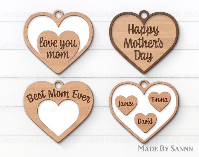 Puede incluir: Cuatro adornos de madera en forma de coraz&oacute;n con diferentes dise&ntilde;os. El primer adorno dice "love you mom" con un coraz&oacute;n m&aacute;s peque&ntilde;o dentro. El segundo adorno dice "Happy Mother's Day". El tercer adorno dice "Best Mom Ever" con un coraz&oacute;n en blanco dentro. El cuarto adorno tiene tres corazones m&aacute;s peque&ntilde;os dentro con los nombres "James", "Emma" y "David".