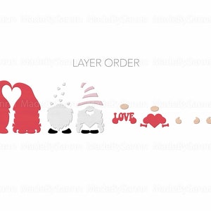 K&ouml;nnte beinhalten: Ein mehrschichtiges Bastelprojekt mit zwei roten Gnomen, die ein Herz halten, einem wei&szlig;en Gnom mit einem rosa Hut, einem roten Herz mit dem Wort "LOVE" in Wei&szlig;, einem kleineren roten Herz mit einer Schleife und f&uuml;nf kleinen braunen Kreisen.