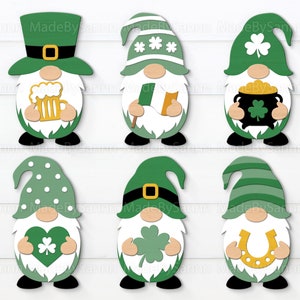 Op de afbeelding: Zes groene gnomen met witte baarden en hoeden. Elke gnome houdt een ander voorwerp met een thema van St. Patrick's Day vast: een bierpul, een Ierse vlag, een pot goud, een hart met een klavertjevier, een klavertjevier en een hoefijzer.