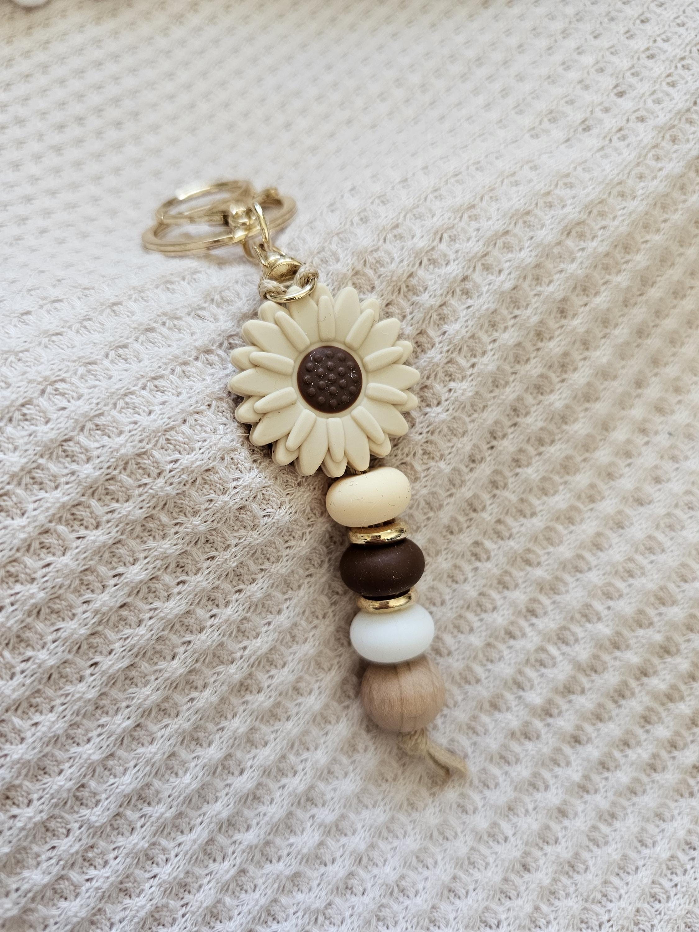 Silicone Daisy Keyring | Flower Bag Charm | Boho Keychain Gift | Neutral or Blush Pink | Teacher Gift | Aesthetic Keyring | Handmade in UK - Thumbnail 3