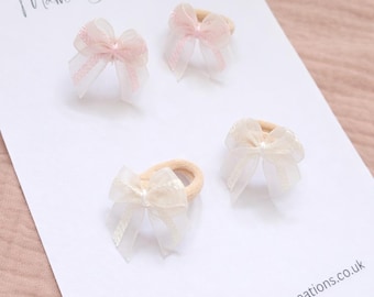 Mini bobbeltjes babyhaar | Paar strikknobbels | Witte en roze haarelastiekjes voor peuters | Elastieken strikje klein meisjes | Fijn haar | Leuk babycadeau