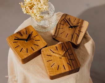 Horloge de bureau en bois personnalisée : décoration d'étagère moderne unique pour le bureau ou la maison, horloge de table, cadeau pour lui, décoration d'intérieur minimaliste rustique