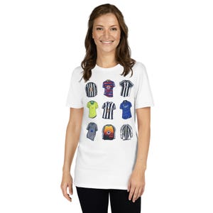 Puede incluir: Una camiseta blanca con un gr&aacute;fico de nueve camisetas de f&uacute;tbol diferentes. Las camisetas son de varios colores y dise&ntilde;os, incluyendo rayas blancas y negras, rayas azules y blancas y rayas rojas y blancas.