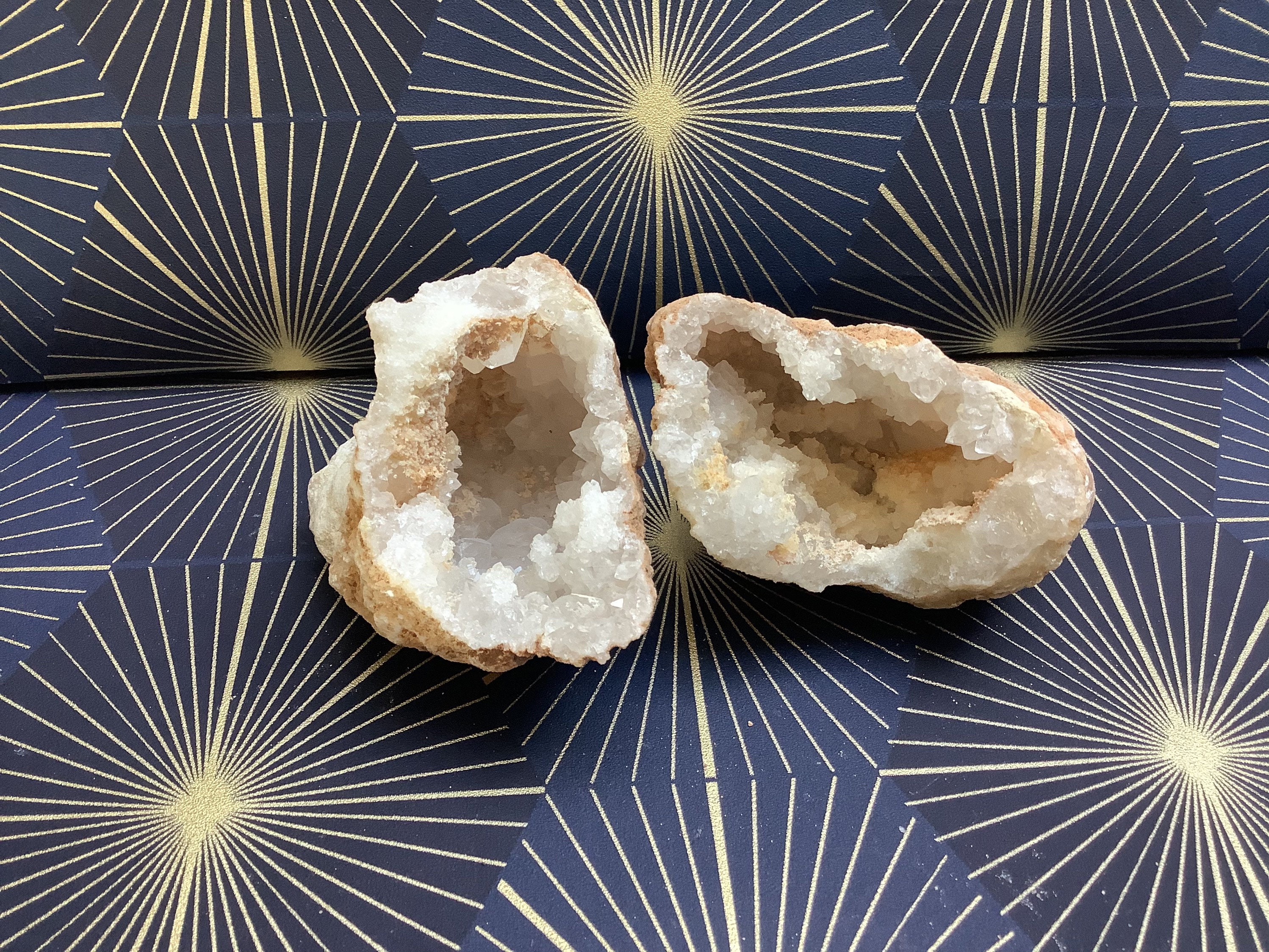 Géode Entière de Cristal Roche 196Gr