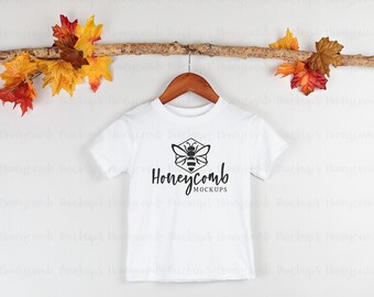 Bella Canvas 3001T ホワイト T シャツ モックアップ、幼児用 T シャツ モックアップ、キッズ 秋用 モックアップ、キッズ ホワイト T シャツ モックアップ、幼児用 T シャツ モックアップ、吊り下げモックアップ
