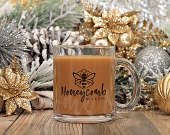 Mockup met glazen kerstmok, mockup met helderglazen mok, 10oz glazen mok, mockup met gedrukte munt, koffiemockup, gestileerde mok stockfoto