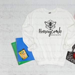 Lehrer Gildan 18000 weißes Sweatshirt, Zurück zu Schule Mockup, Lehrer Sweatshirt flach gelegt, Gildan Mockup, Lehrer SVG Mockup, Gildan Mockup