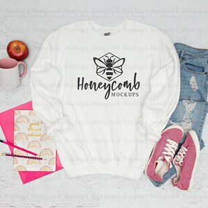 Lehrer Gildan 18000 weißes Sweatshirt, Zurück zu Schule Mockup, Lehrer Sweatshirt flach gelegt, Gildan Mockup, Lehrer SVG Mockup, Gildan Mockup