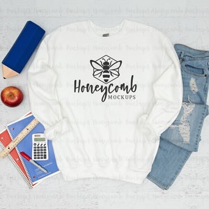 Lehrer Gildan 18000 weißes Sweatshirt, Zurück zu Schule Mockup, Lehrer Sweatshirt flach gelegt, Gildan Mockup, Lehrer SVG Mockup, Gildan Mockup