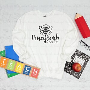 Lehrer Gildan 18000 weißes Sweatshirt, Zurück zu Schule Mockup, Lehrer Sweatshirt flach gelegt, Gildan Mockup, Lehrer SVG Mockup, Gildan Mockup