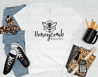 Lehrer Bella Canvas 3001 Weiß Mockup, Zurück in der Schule Mockup, Homeschool Shirt Mockup, Lehrer flach gelegt, Lehrer SVG Mockup, schwarze Tasse