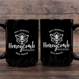Puede incluir: Dos tazas de cerámica negra con texto blanco y un gráfico de abeja. El texto dice "Real Products Honeycomb Mockups Real Photos".