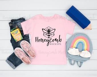 Bella Canvas roze 3001T mockup, peutermodel, mockup roze kindershirt, back-to-schoolmodel, model peutermeisje, model schoolshirt, schoolshirtmodel