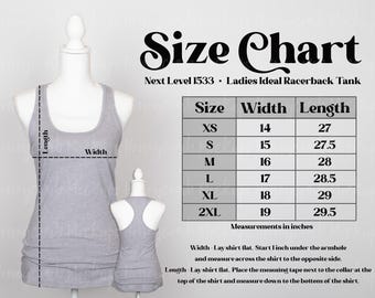 Könnte beinhalten: Ein graues Racerback-Tanktop auf zwei Schaufensterpuppen mit einer Größentabelle namens Size Chart Next Level 1533. Die Tabelle listet Größen von XS bis 2XL mit Maßen in Zoll und Anweisungen zum Messen der Breite und Länge.