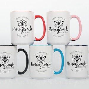 Maqueta de taza de café de 15 oz con acento, carta de colores para tazas con acento: taza roja de 15 oz, taza negra de acento, taza azul claro de acento, taza rosa de acento