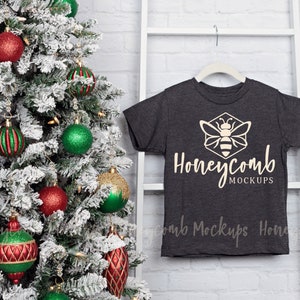 3001T Weihnachtsmockup, Bella Canvas Heather Dunkelgrau 3001T Mockup, Bella Canvas Kleinkind Mockup, Weihnachtsmockup, Kinder T-Shirt Mockup
