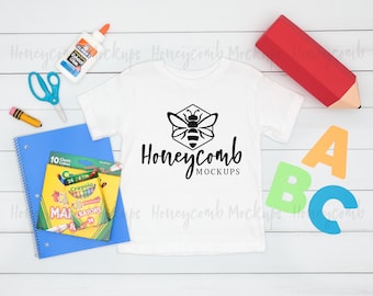 Bella Canvas wit 3001T mockup, peutermodel, mockup wit kindershirt, back-to-schoolmodel, schoolshirtmodel, kinderschoolmodel